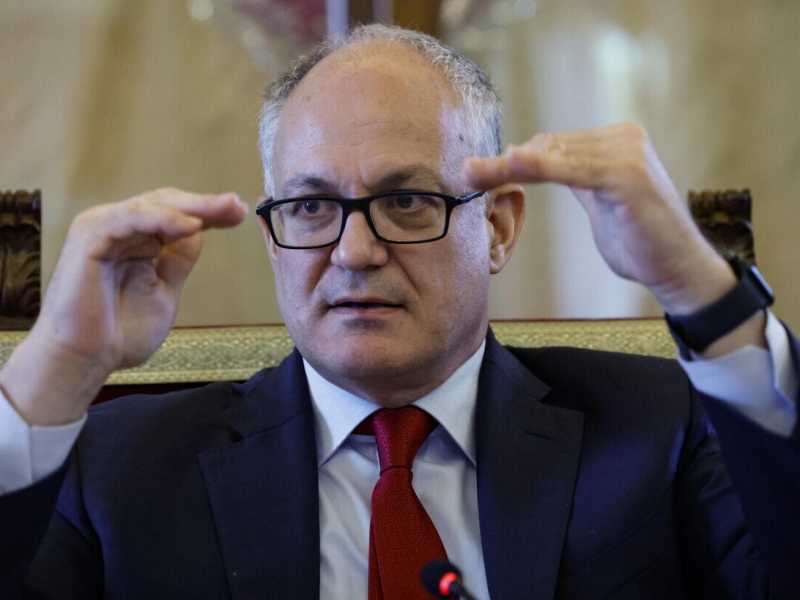 Il sindaco di Roma, Roberto Gualtieri, durante la conferenza stampa di presentazione del piano rifiuti (Ansa)