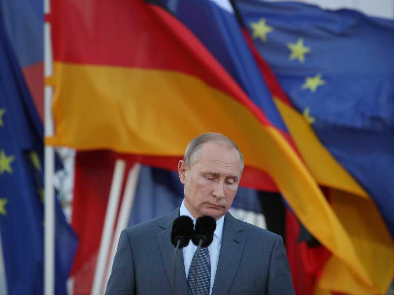 Vladimir Putin con un'espressione dubbiosa durante una visita a Berlino, Germania (Getty Images)