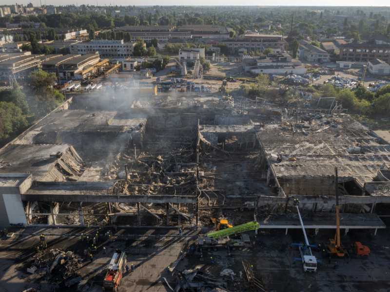 &nbsp;Il centro commerciale di Kremenchuk dopo l'attacco russo (LaPresse)