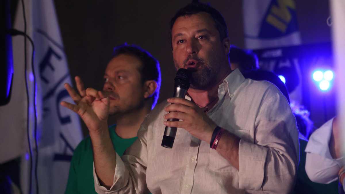 Immagine di Salvini va Lampedusa e il Viminale trasferisce i migranti. Complotto? No