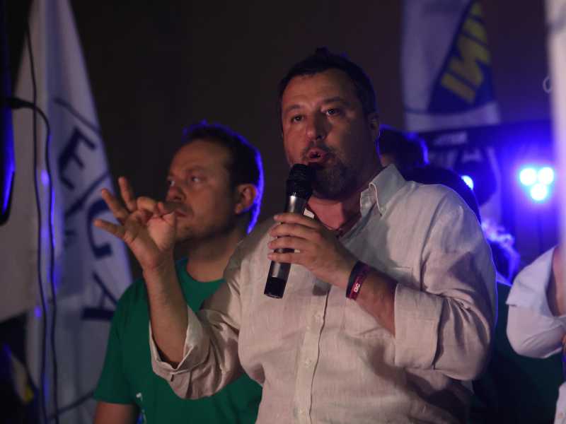 Salvini va Lampedusa e il Viminale trasferisce i migranti. Complotto? No