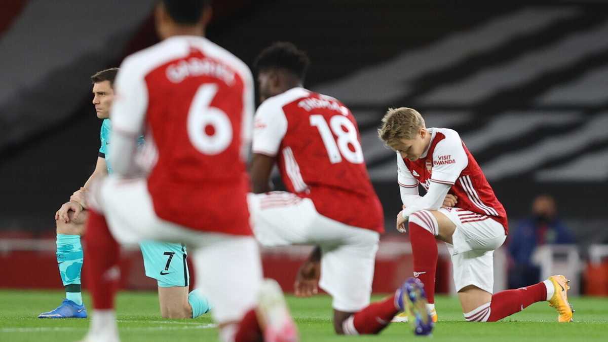 Immagine di Finalmente non ci si inginocchia più prima delle partite