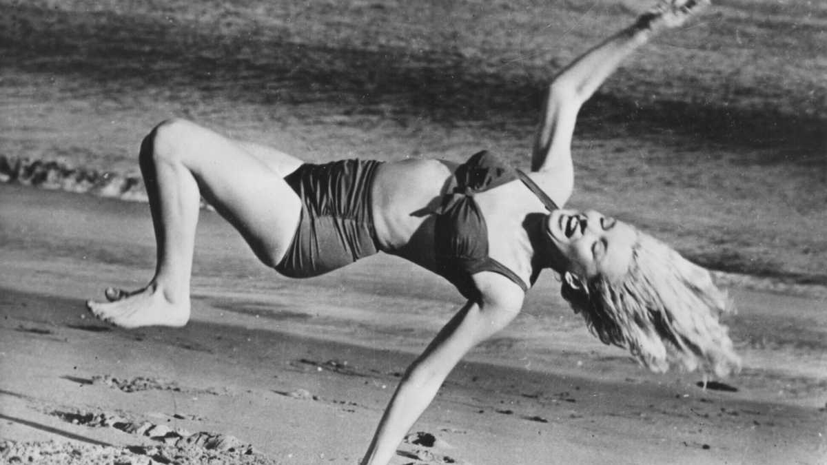 Immagine di Caldo a New York. L'intimo di Marilyn Monroe nel frigo e i materassi a Central Park