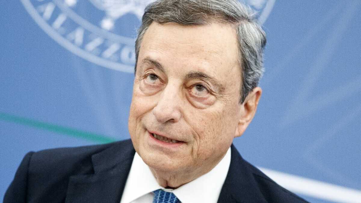 Immagine di Draghi e limone. Il premier contro l'afa della campagna elettorale. Il 24 va a Rimini, da Cl