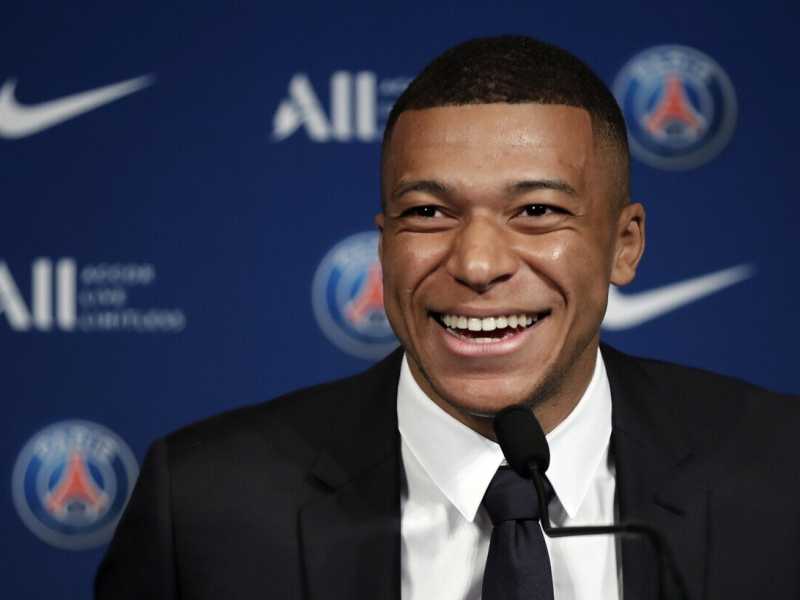 Kylian Mbappé durante la conferenza stampa di fine maggio con cui ha annunciato di aver prolungato il suo contratto con il Paris Saint Germain (Ansa) <br />