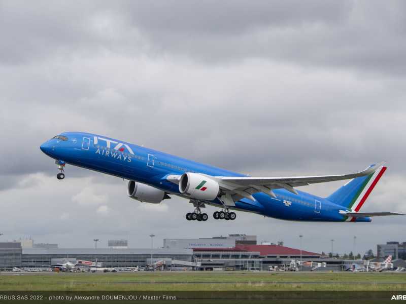 &nbsp;Il decollo di un aereo Ita airways (LaPrese)
