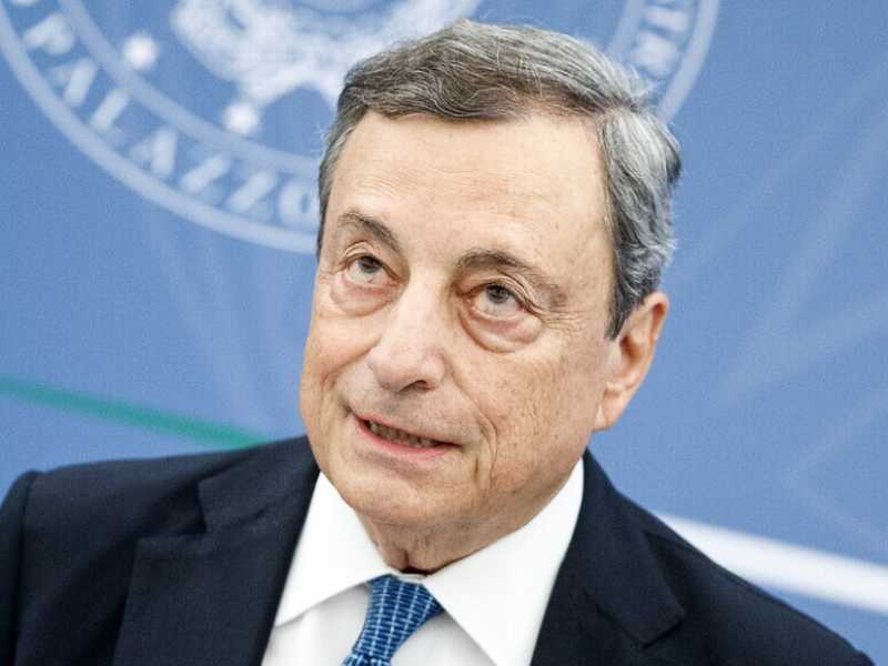 Draghi e limone. Il premier contro l'afa della campagna elettorale. Il 24 va a Rimini, da Cl