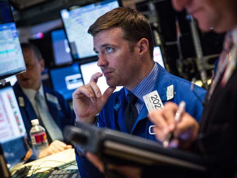 Un agente di mercato alla borsa di New York mentre riflette (Getty Images)