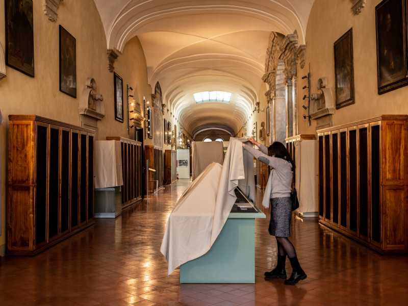 Una mostra su Dante all'Interno della Biblioteca Classense di Ravenna (Getty Images) <br />