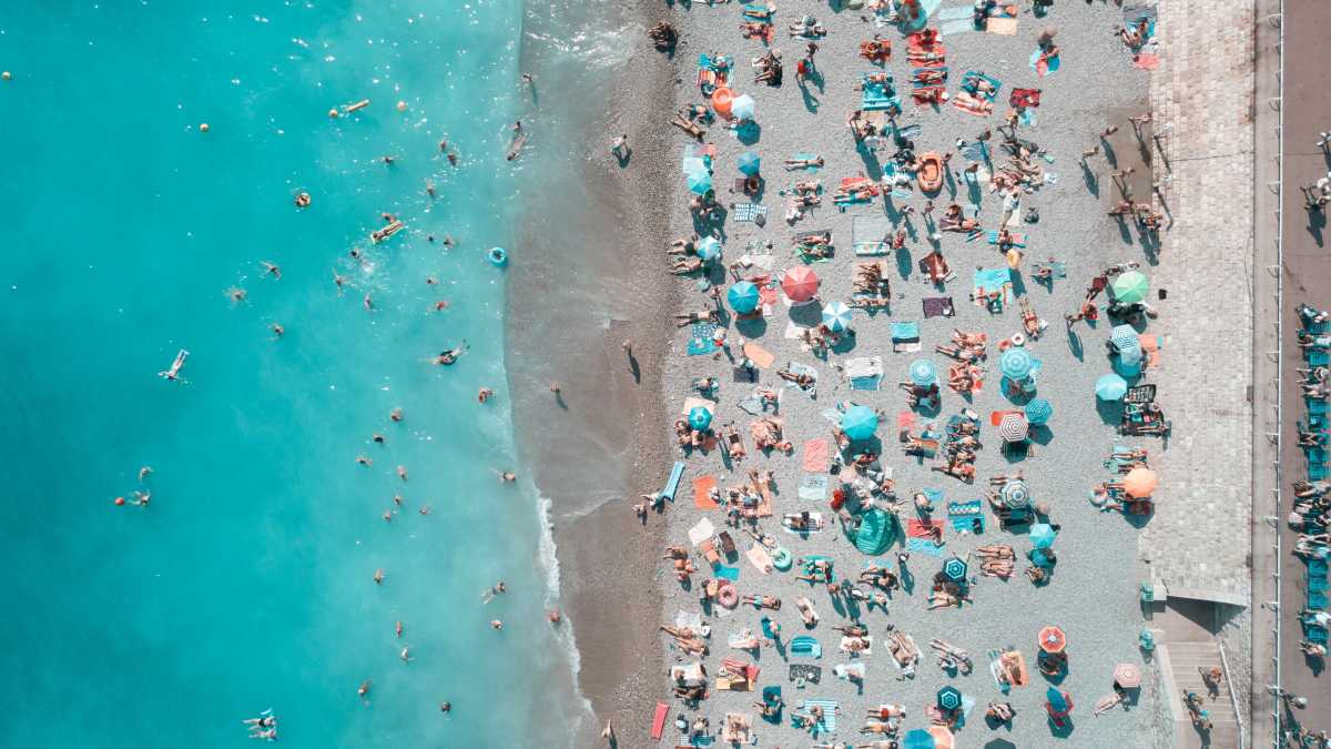 Immagine di Un’altra invincibile estate. Tra valigie, aerei e notti lunghissime
