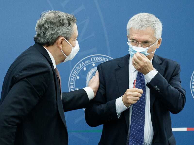 Il presidente del Consiglio Mario Draghi con il ministro dell’Economia Daniele Franco (LaPresse) <br />