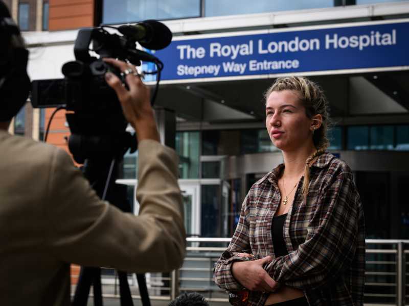 Ella Carter, la cognata di Archie Battersbee, davanti al Royal London Hospital il 2 agosto 2022 a Londra (GettyImages) <br />