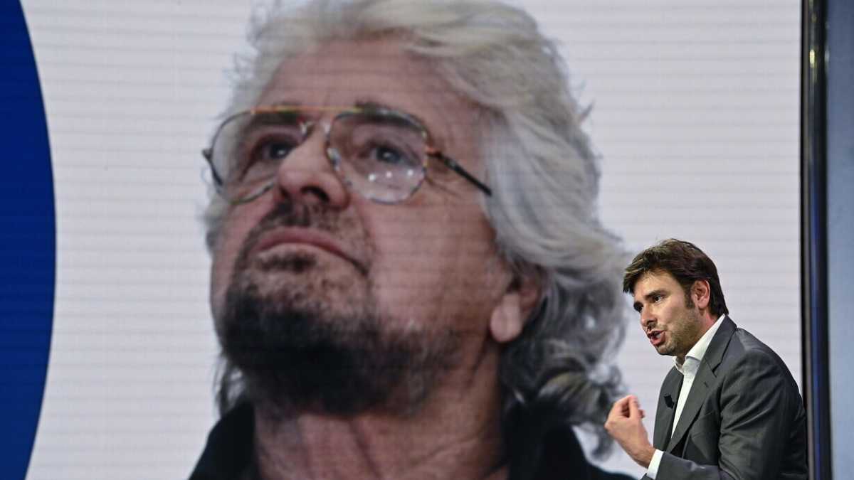 Immagine di "Grillo padre padrone, Di Maio ducetto". Dibba contro tutti: "Il M5s non mi vuole"
