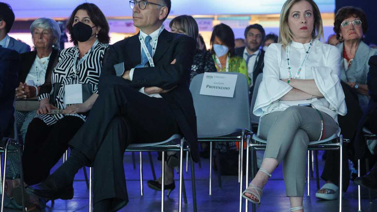 Immagine di Sondaggi: lo strappo di Calenda porta vantaggio al centrodestra. Azione al 2 per cento