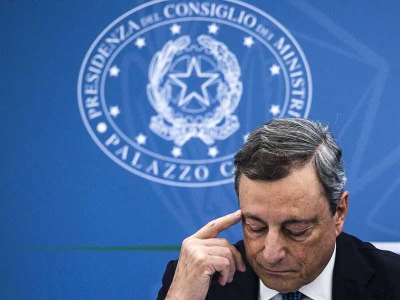 Mario Draghi durante la conferenza stampa con cui il governo ha illustrato il decreto Aiuti Bis (Ansa)