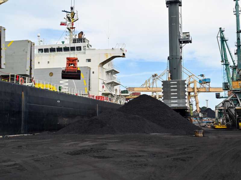 Il carico di carbone su una nave cargo (Ansa)