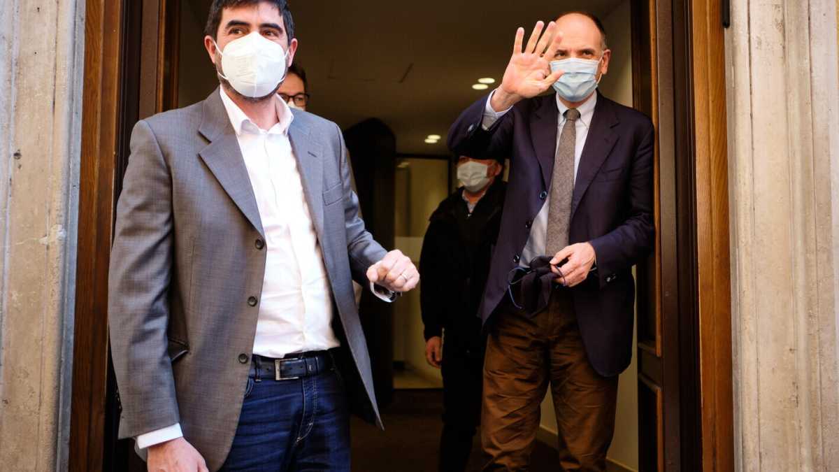 Immagine di Fratoianni dà buca a Letta e flirta con Conte. Nel Pd è rivolta contro la "tribuna"