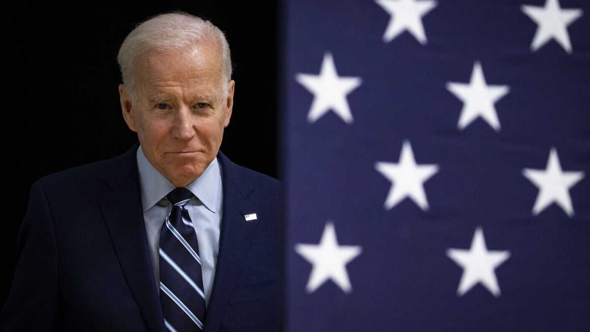 Immagine di A Biden ripetono “sei vecchio”, ma il presidente tira dritto e pensa alle midterm