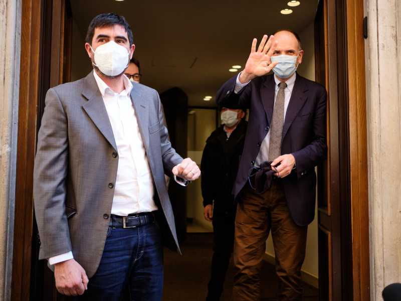 Fratoianni dà buca a Letta e flirta con Conte. Nel Pd è rivolta contro la "tribuna"