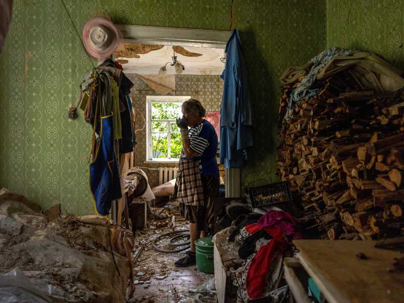 Una donna ucraina all'interno della sua casa, distrutta dai bombardamenti russi a Kharkiv, in Ucraina (Getty Images) <br />