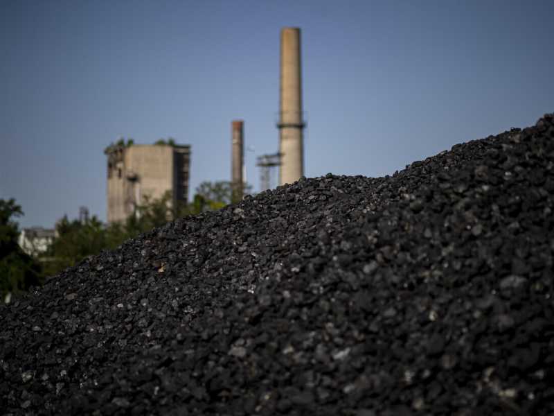 Un cumulo di carbone in una centrale energetica (Ansa)