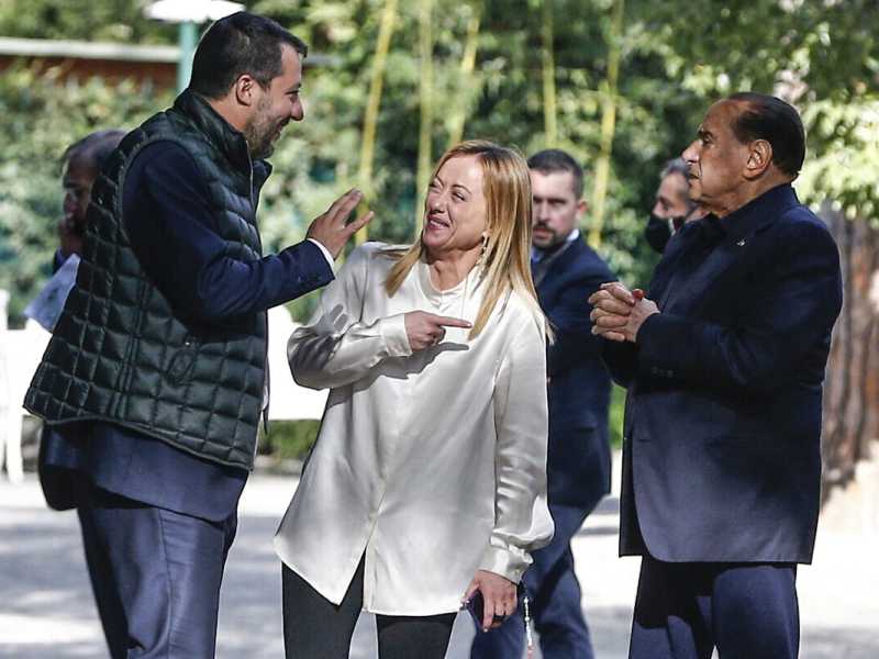 I tre leader della coalizione di centrodestra nella villa romana di Berlusconi (LaPresse)
