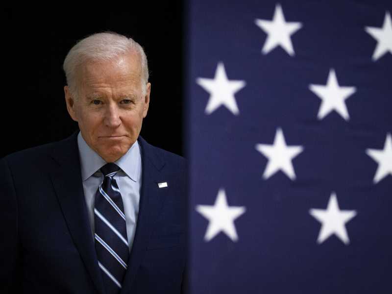 Joe Biden mentre sale sul palco durante un evento pubblico in Iowa, Stati Uniti (Getty Images)