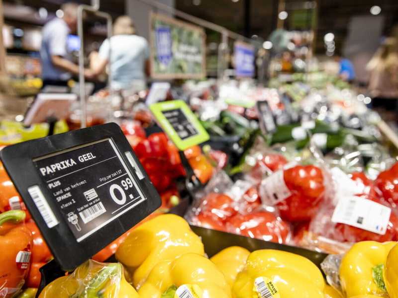 Merce in vendita in un supermercato (Ansa)