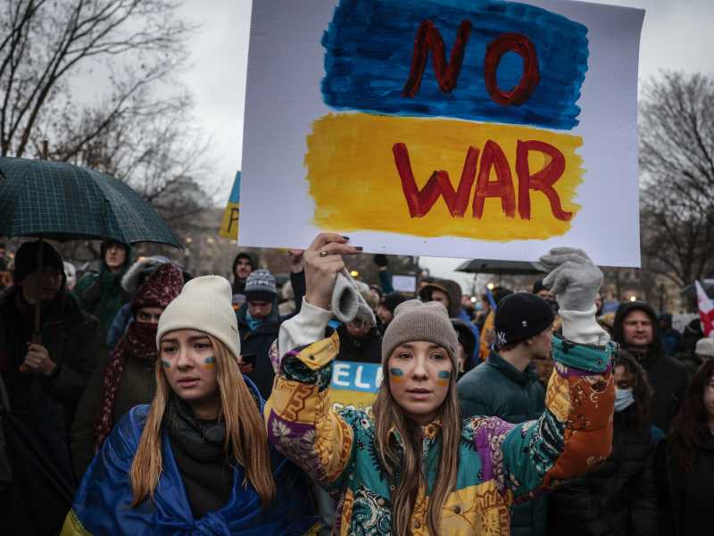 Una donna protesta contro la guerra in Ucraina (ansa)