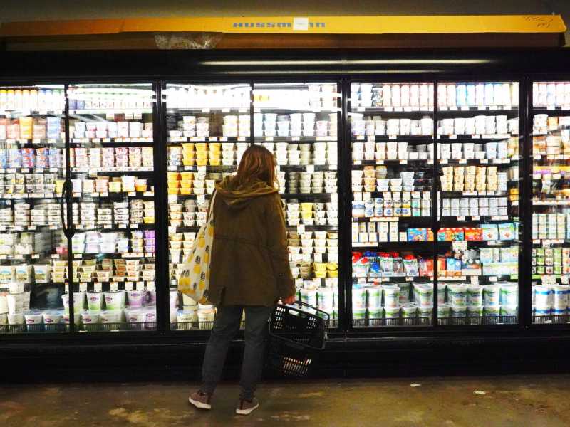 Una donna mentre fa la spesa in un supermarket a New York (Getty Images)