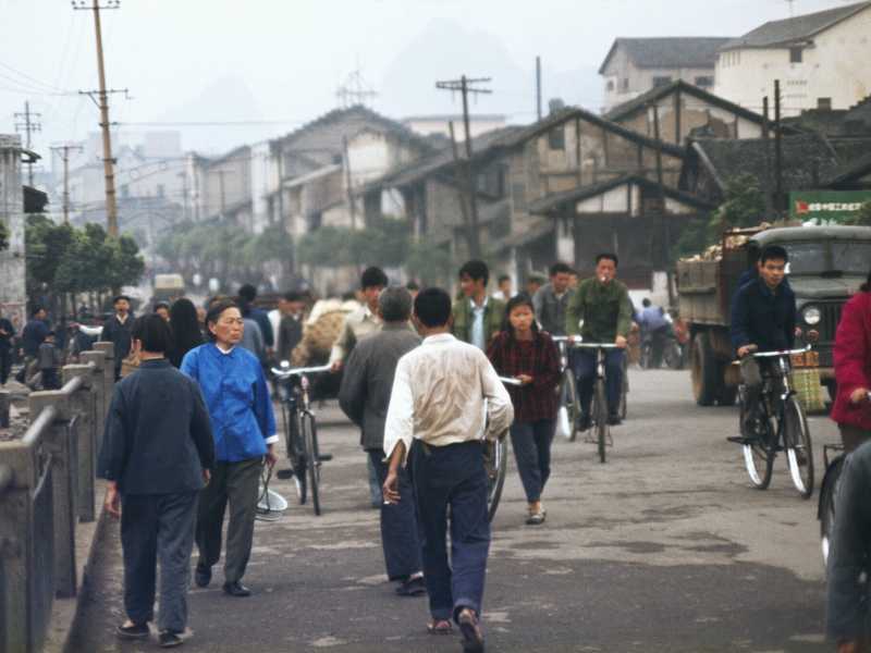 Ciclisti, pedoni e passanti vicino a Yoe Yang, Cina, maggio 1980 (foto di Frances M. Ginter/Getty Images) <br />