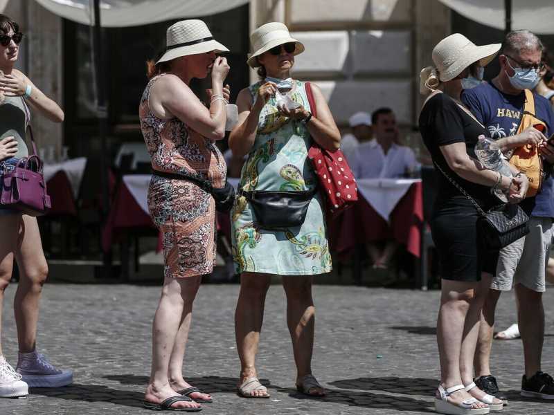 Turisti a Roma (LaPresse)