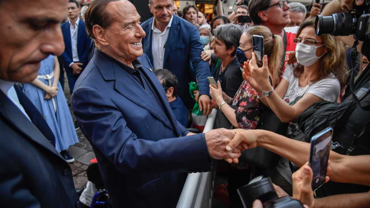 Immagine di Berlusconi ruba la scena a Meloni
