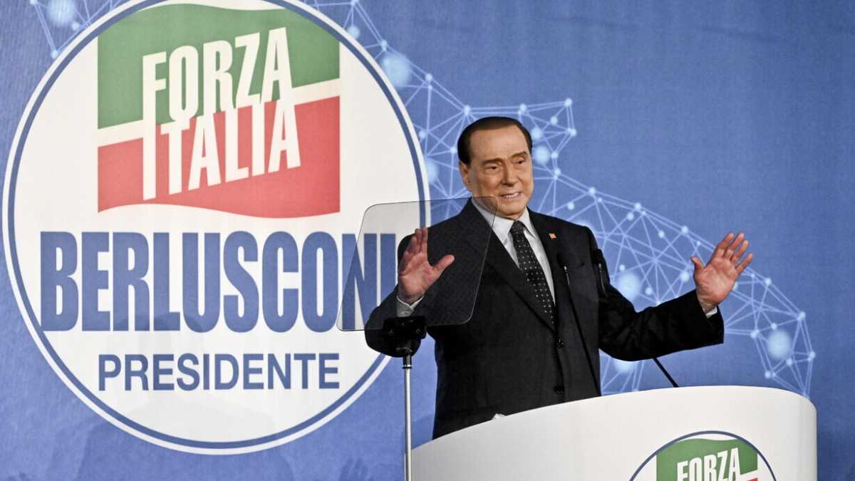 Immagine di Berlusconi: "Se passa il presidenzialismo via Mattarella". Letta: "Destra pericolosa"