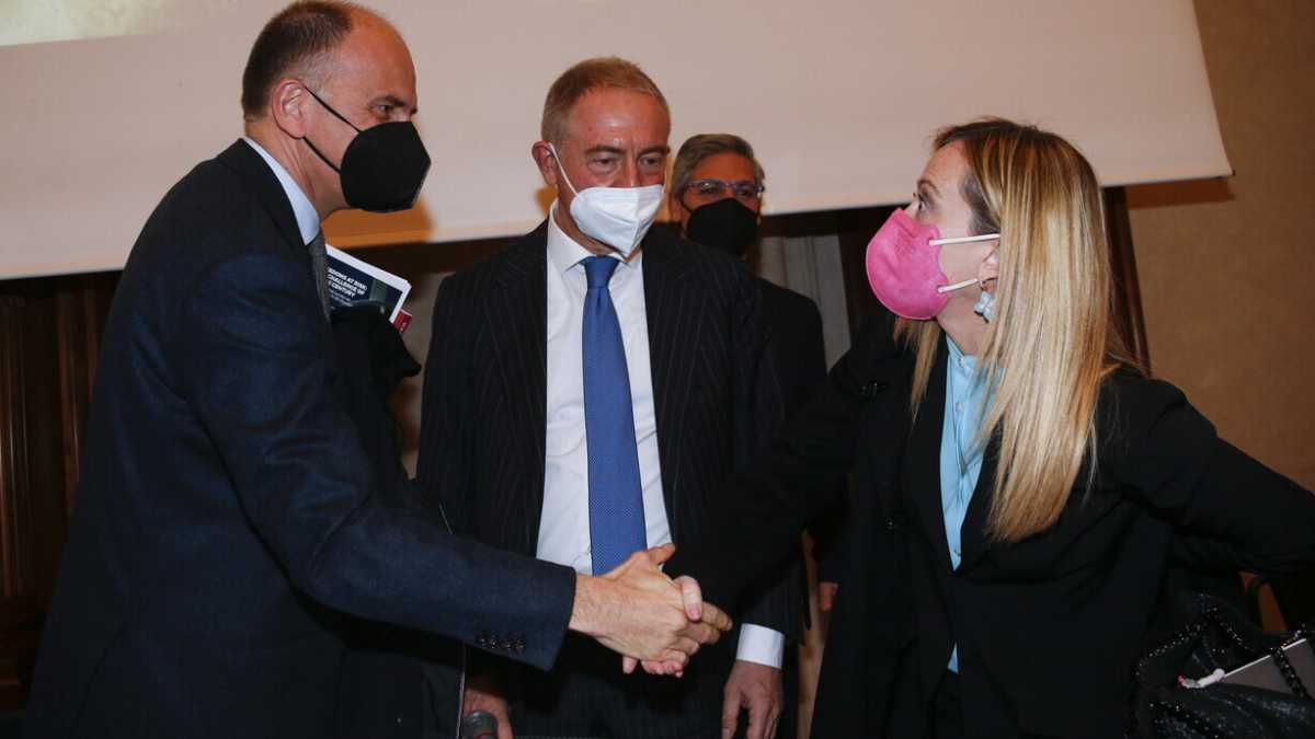 Immagine di Letta-Meloni: i contatti segreti per un confronto tv. La leader di FdI è disponibile