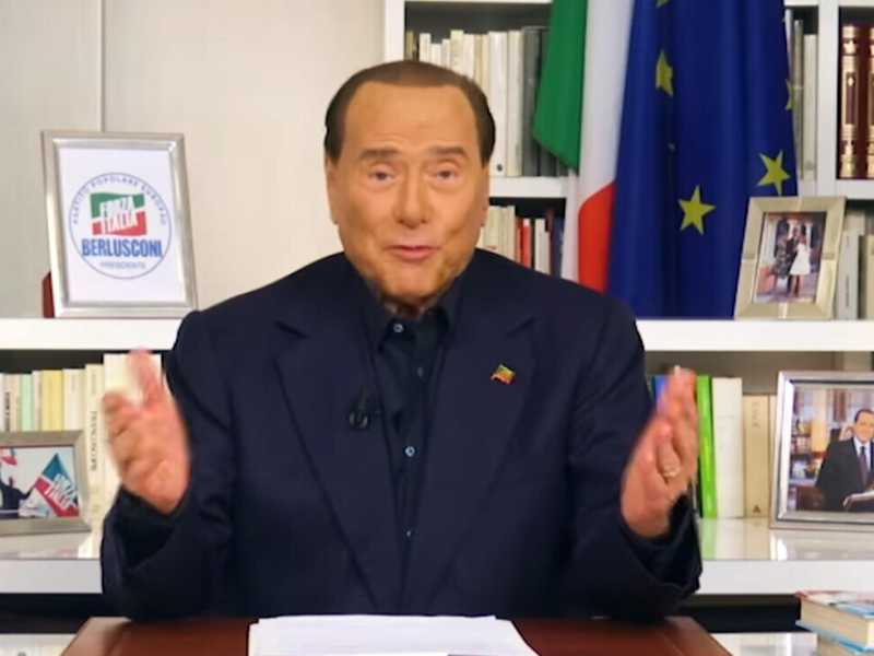 Berlusconi durante un messaggio agli elettori (Ansa)