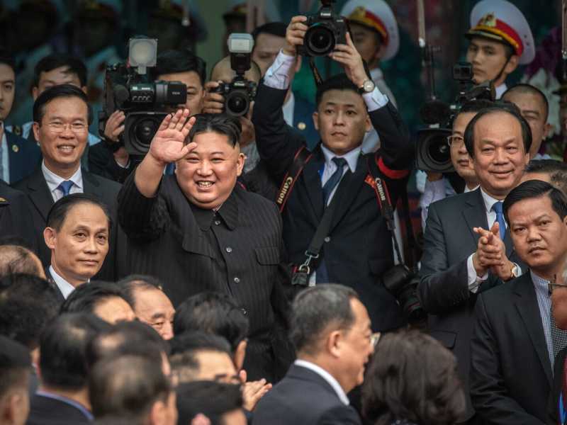 Il leader nord coreano Kim Jong Un saluta delle persone a Dong Dang, Vietnam, nel marzo 2019 <br />