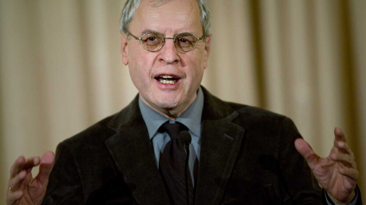 Immagine di Charles Simic viaggia nel culto dell’esperienza con "No Land in Sight"