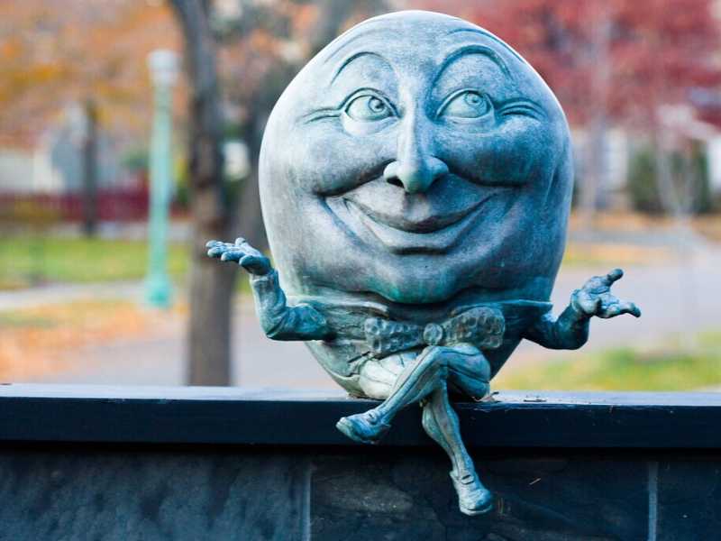 Il suscettibilissimo Humpty Dumpty &egrave; una buffa creatura che Alice incontra in &ldquo;Attraverso lo specchio&rdquo; di Lewis Carroll, 1871 (Wikipedia)&nbsp;<br />