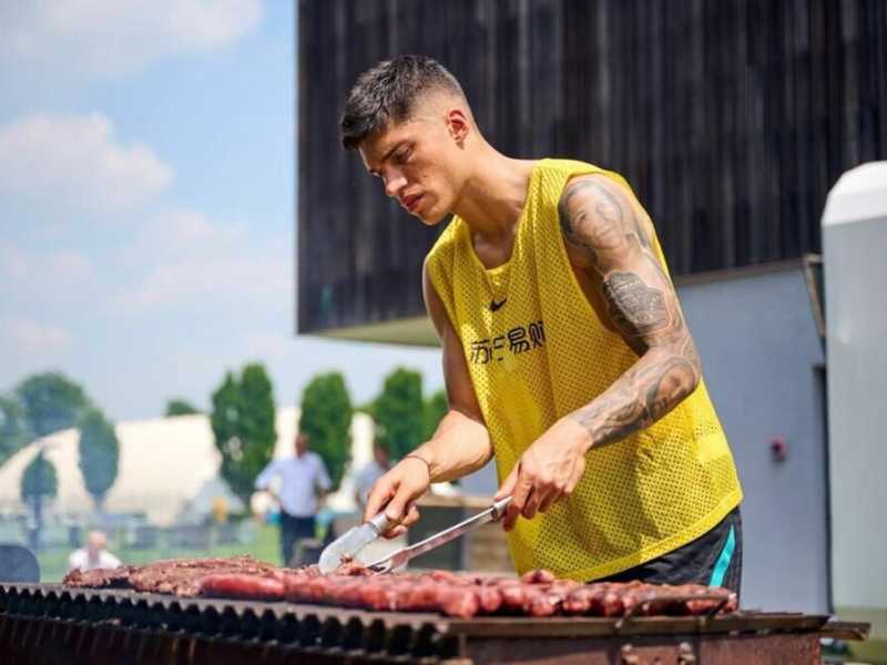 Il calciatore dell'Inter Joaquín Correa durante una grigliata di squadra al centro sportivo neroazzurro (foto dal profilo Instagram Inter) <br />