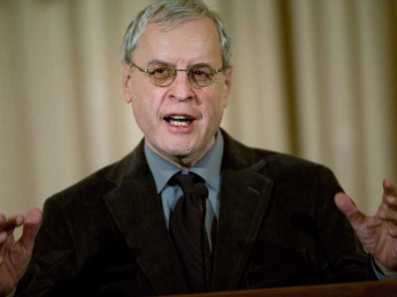  <span style="color: rgb(8, 8, 8); font-family: Lato, sans-serif; font-size: 14px;">Il poeta Charles Simic durante una conferenza nel 2008 (Getty Images)</span>