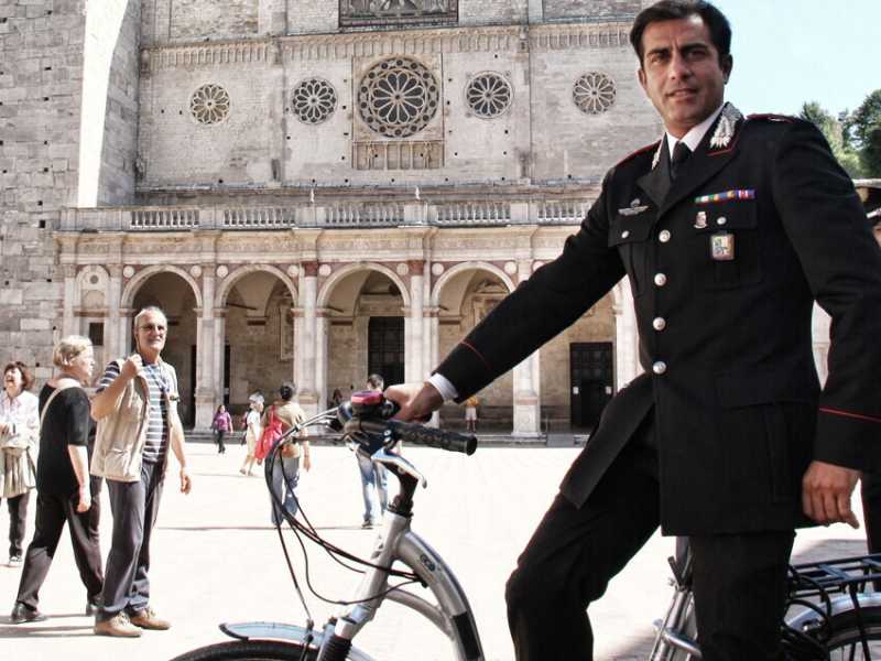 Davanti al duomo di Spoleto Simone Montedoro, il capitano Giulio Tommasi dal 2008 al 2016 in "Don Matteo" (foto comune di Spoleto) <br />