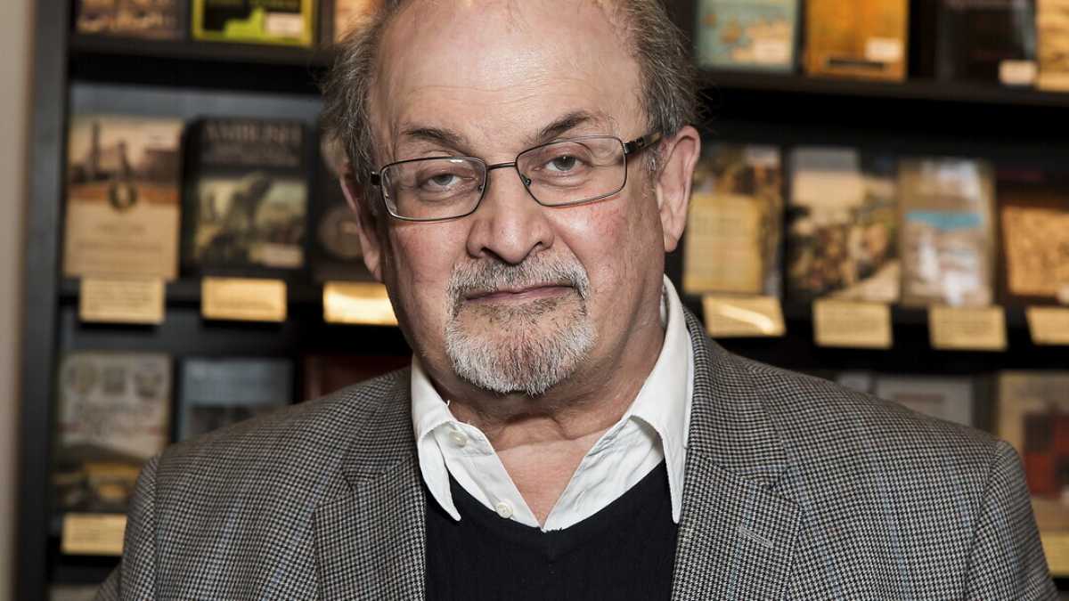 Immagine di Salman Rushdie è stato pugnalato al collo