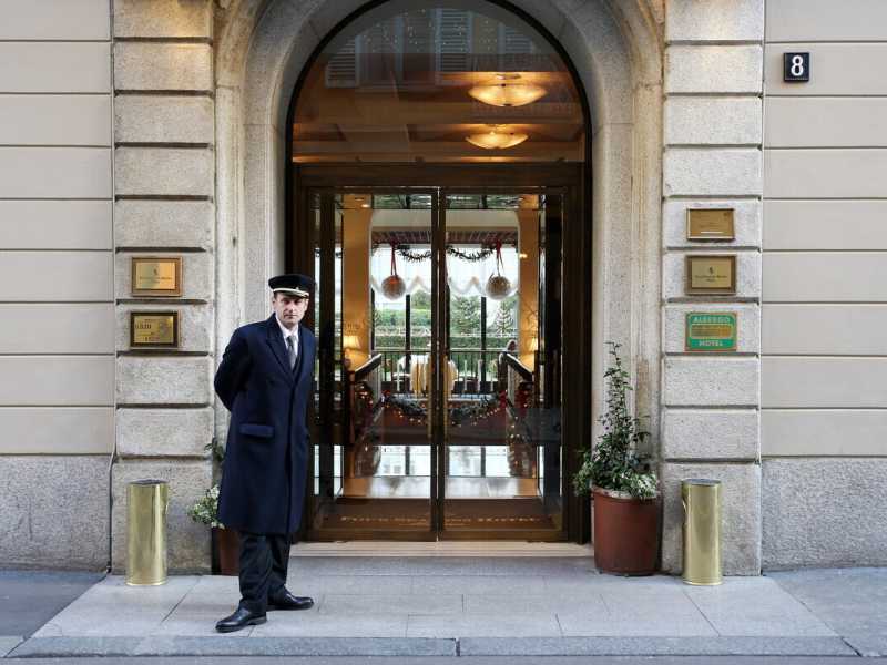 L'ingresso dell'hotel Four Seasons di Milano, uno degli alberghi pi&ugrave; lussuosi della citt&agrave; (Getty Images)&nbsp;<br />