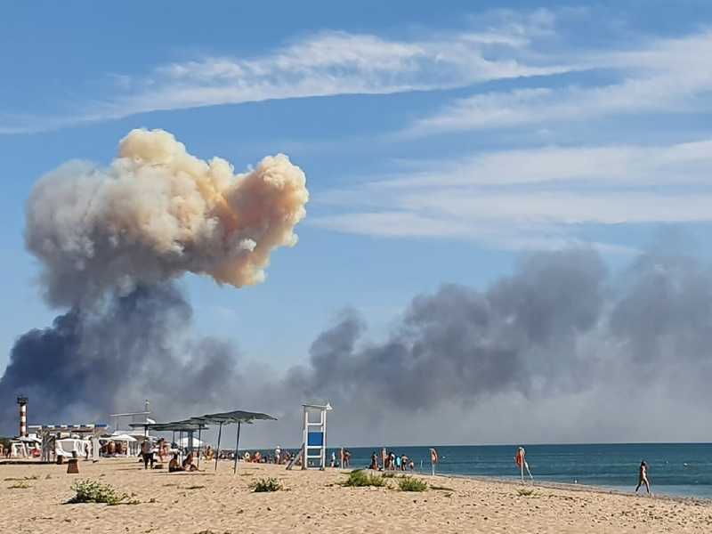 L'esplosione a Saki, vista dalla spiaggia (LaPresse)