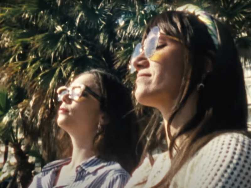 Matilda De Angelis ed Elisa nel video di "Litoranea" (YouTube) 