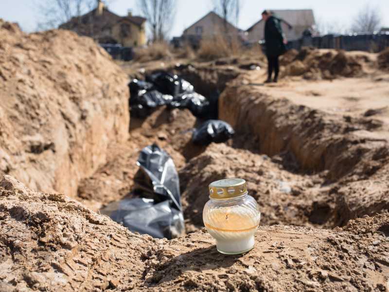 Il 7 aprile 2022, una fossa comune a Bucha, in Ucraina. (Anastasia Vlasova/Getty Images)&nbsp;<br />