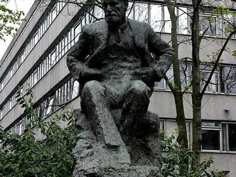 Statua di Sigmund Freud a Londra, con la Tavistock Clinic sullo sfondo (Wikimedia)<br />