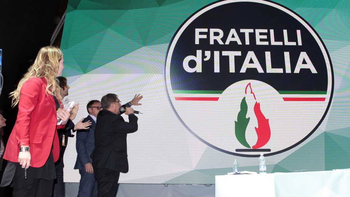 Immagine di Il vero problema della fiamma di Fratelli d'Italia è il tricolore