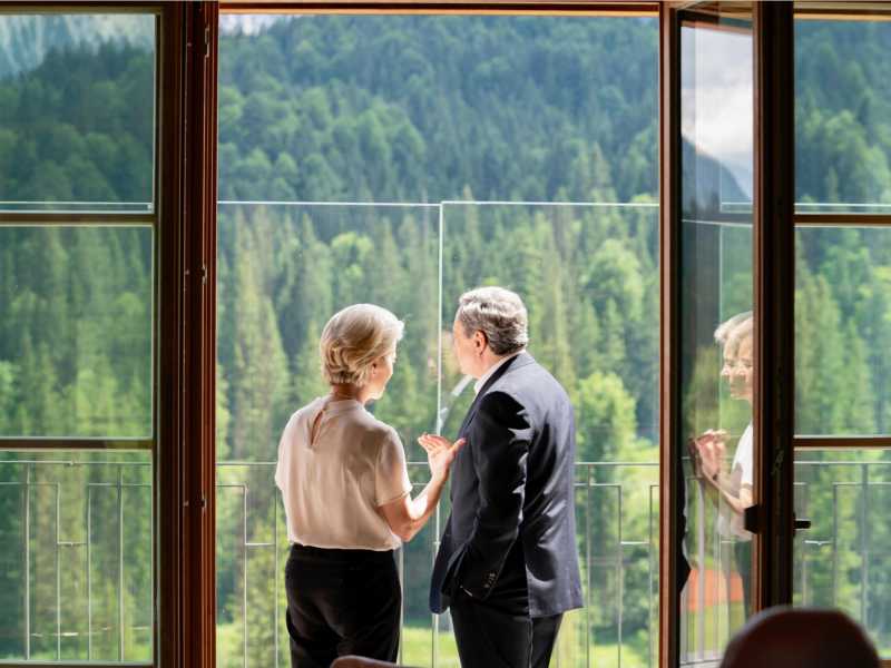 Il premier Mario Draghi con Ursula Von Der Leyen durante il G7 di Elmau (Ansa) <br />